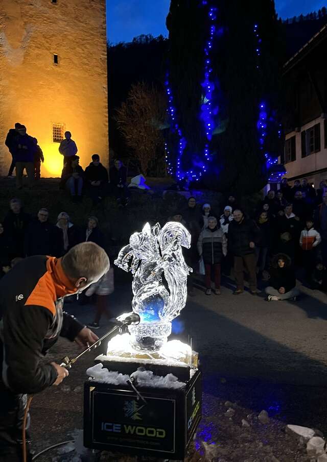 Ice Wood gibt eine Show! Eisskulpturen-Show