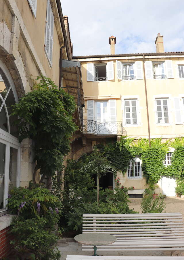 L'hôtel Cabuchet, côté rue, côté cour