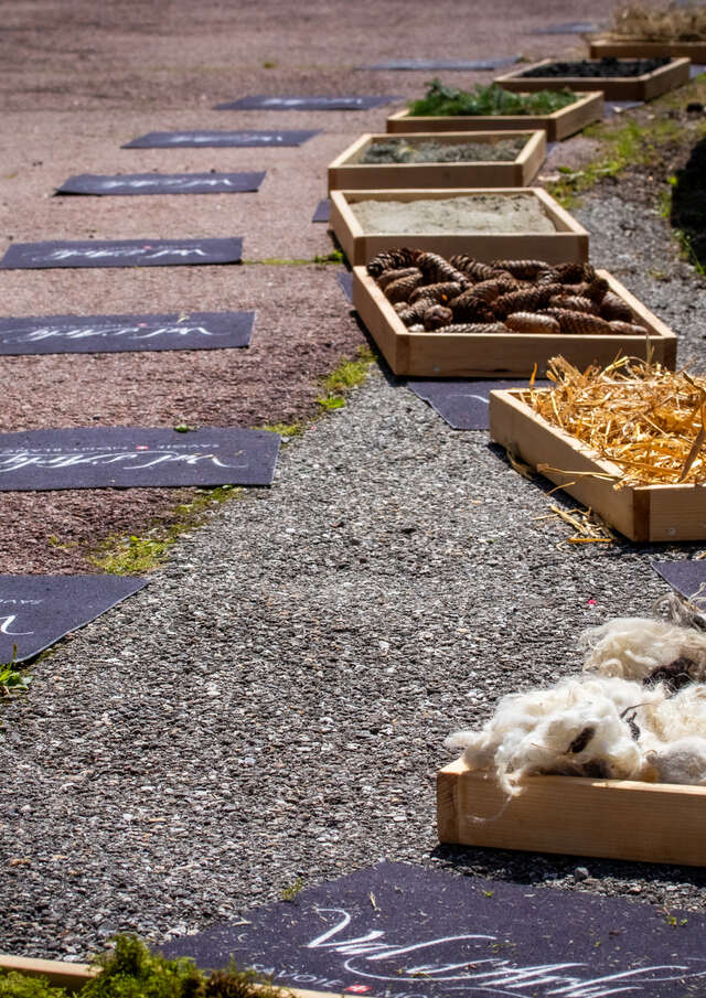 Parcours sensoriel pour petits pieds nus