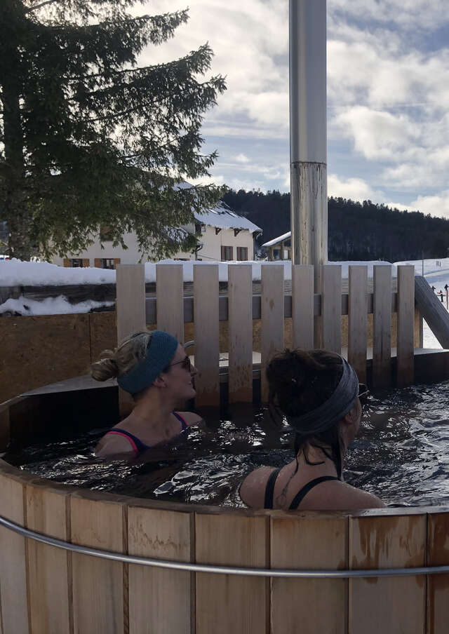Hot tub and sauna in Les Plans d'Hotonnes