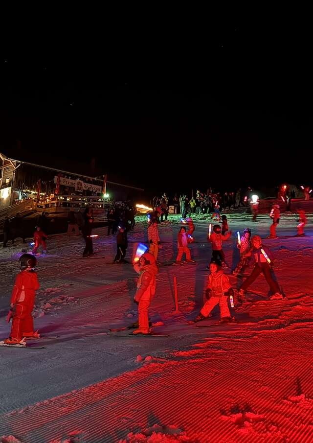 Fackelabfahrt und Nachtskifahren und Feuerwerk