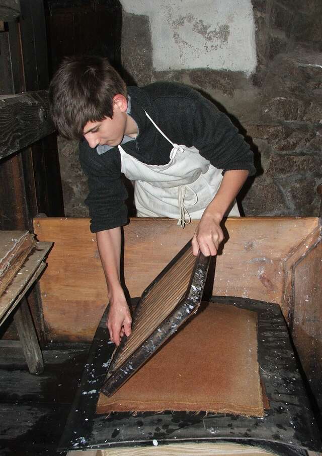 Devenez compagnon papetier et fabriquez votre feuille