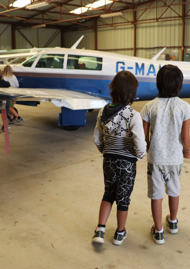 Aérodrome, en piste pour un voyage-découverte en famille