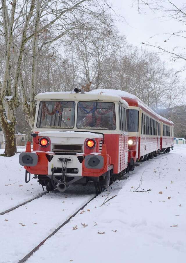 Il treno di Babbo Natale da Breil a Tende arriva in stazione