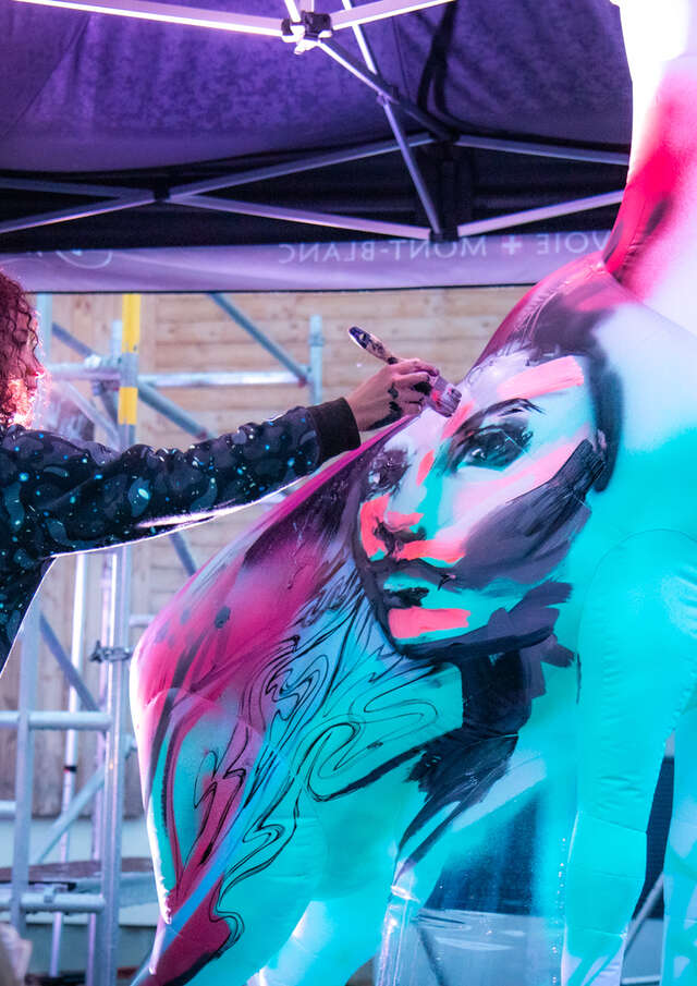 Performance Live : graff sur sculpture gonflable