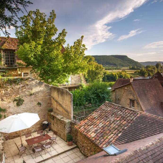 Maison Lou Panieraire dans le bourg de Beynac