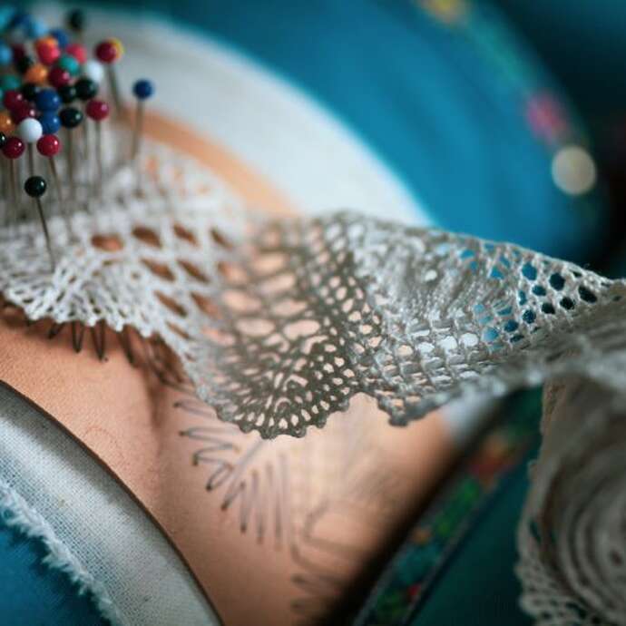 Démonstration de techniques de dentelle et de broderie