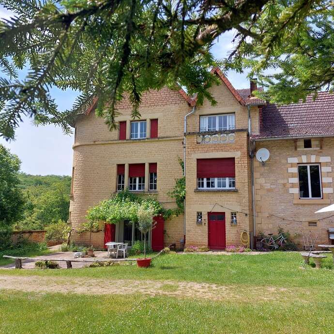 Trompettes avec piscine proche de Sarlat