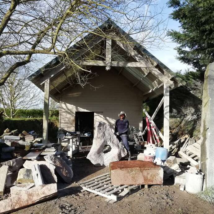 Seenu sculpteur sur pierre