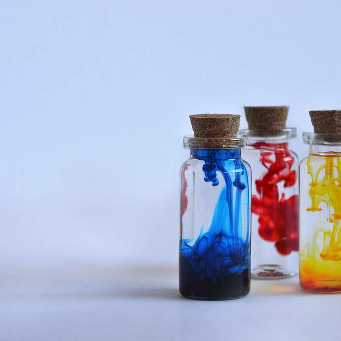 A la découverte des colorants : expérience chimique et histoire