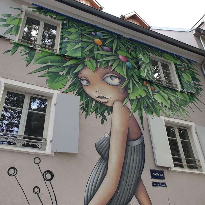 Ausstellung von riesigen Zeichnungen unter freiem Himmel