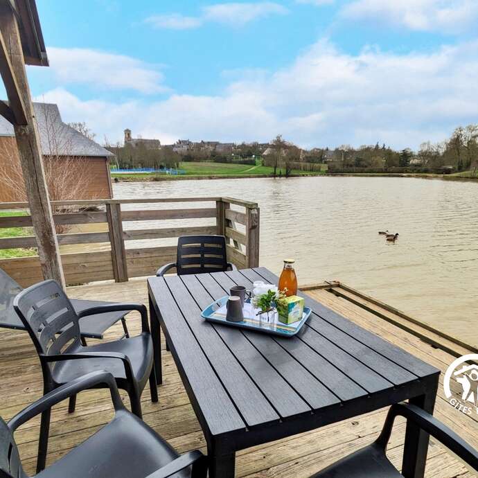 CHALET LE BROCHET, LES PIEDS DANS L'EAU, 5-7 PERS