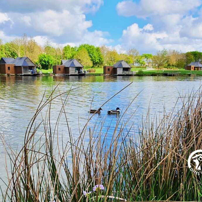 CHALET LE GARDON, LES PIEDS DANS L'EAU, 5-7 PERS