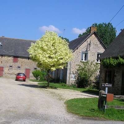 AIRE DE STATIONNEMENT LE DOMAINE