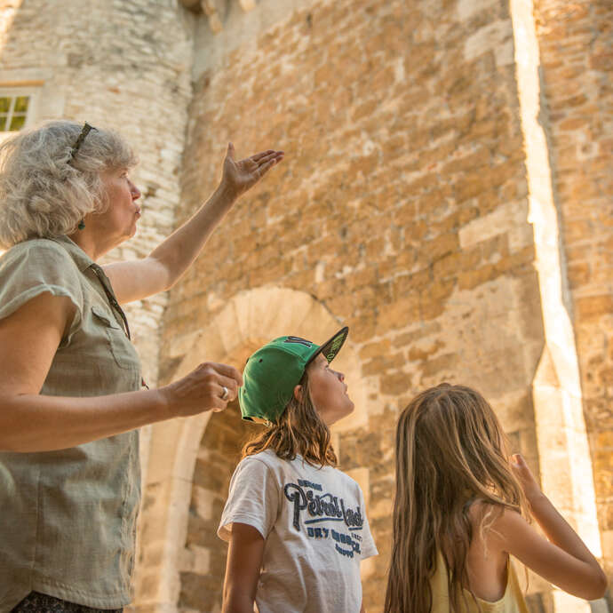 Pays d'Art et d'Histoire : visite ludique en famille "On a volé les clés du prieuré"