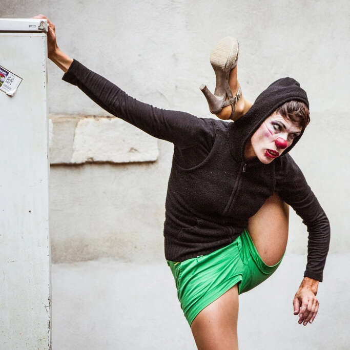 Théâtre clownesque et acrobatique "More Aura" de Véronique Tuaillon à l'Arsénic