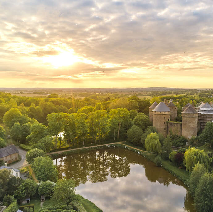 LES INCONTOURNABLES DE L'ÉTÉ - VISITE GUIDÉE DE LASSAY-LES-CHÂTEAUX