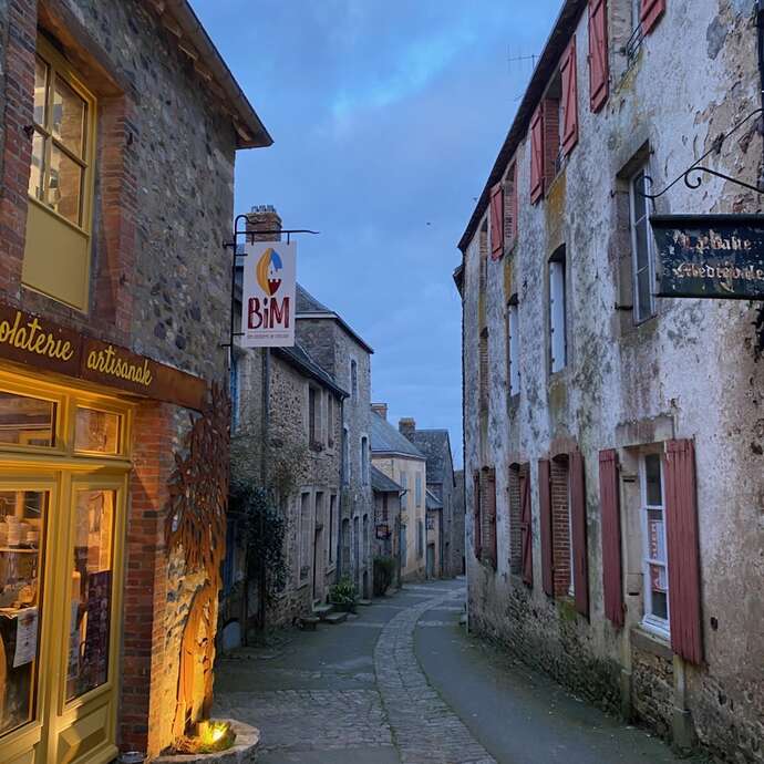 Sainte-Suzanne au crépuscule