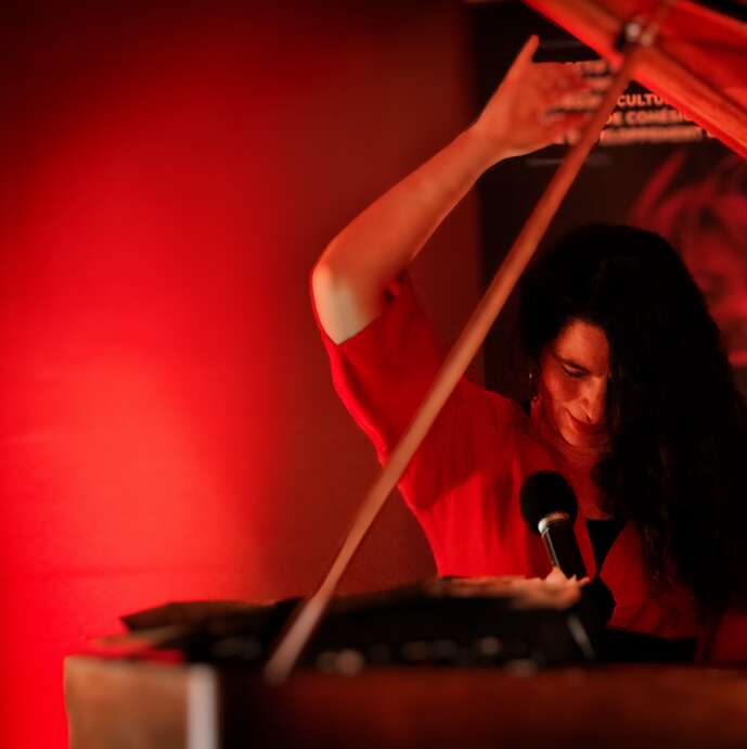 LEZ'ARTS A CONTER : LA PIANISTE ROUGE