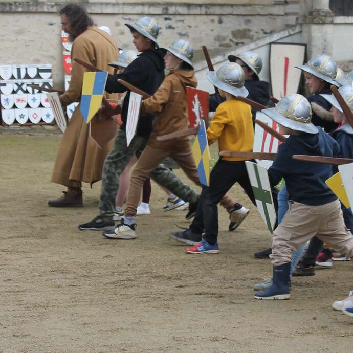 Manoeuvre au bouclier pour futurs chevaliers Manoeuvre au bouclier pour futurs chevaliers