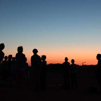 Promenade-spectacle "la baie suspendue-éclipse" par le Dit de l'Eau