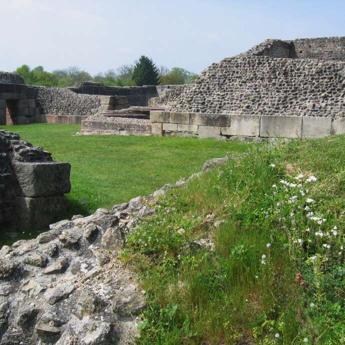DE LA FORTERESSE DE JUBLAINS AU CHÂTEAU DE MAYENNE