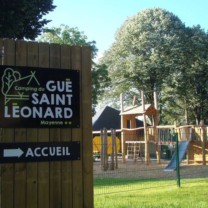 AIRE DE CAMPING CAR AU CAMPING DU GUÉ SAINT-LÉONARD