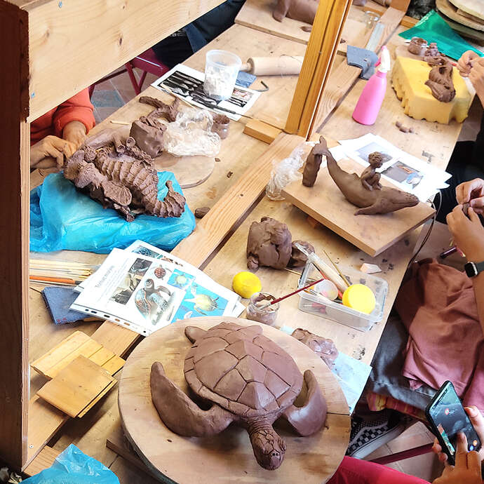 Sculpture céramique : personnage assis