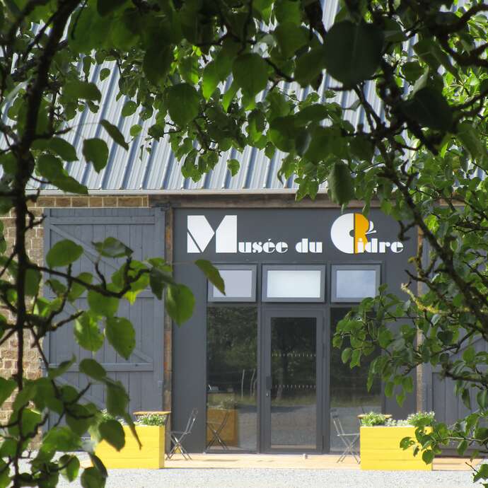 AIRE DE STATIONNEMENT MUSÉE DU CIDRE