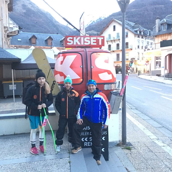 SKISET - LES MAINS DANS LA NEIGE