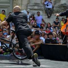 Spectacle de rue "L'homme V" par la Cie 3.6/3.4 au camping Le Parc de Vaux
