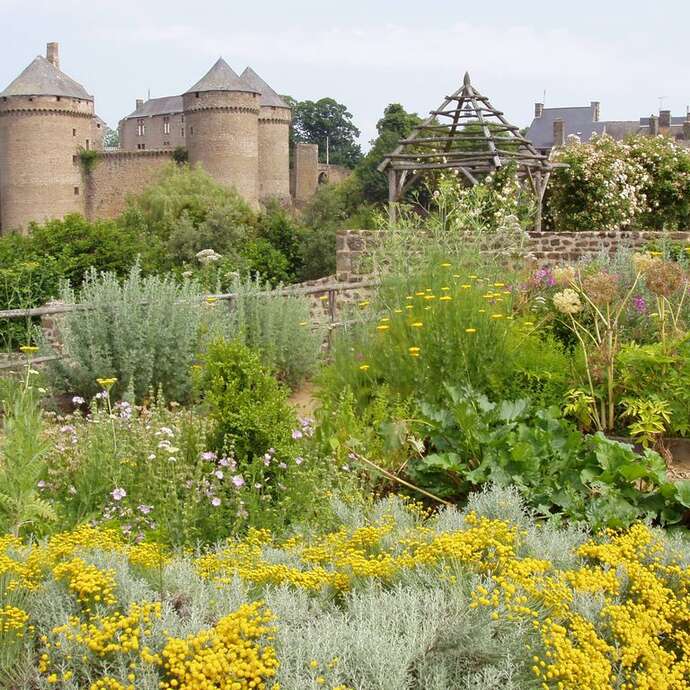 JARDIN MÉDIÉVAL, LASSAY-LES-CHÂTEAUX