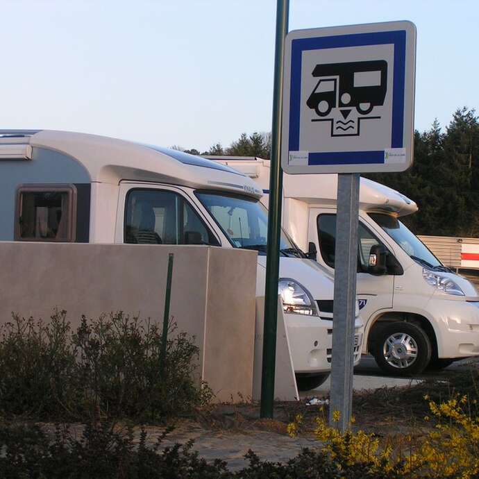 CHAILLAND PARKING DE LA SUPÉRETTE