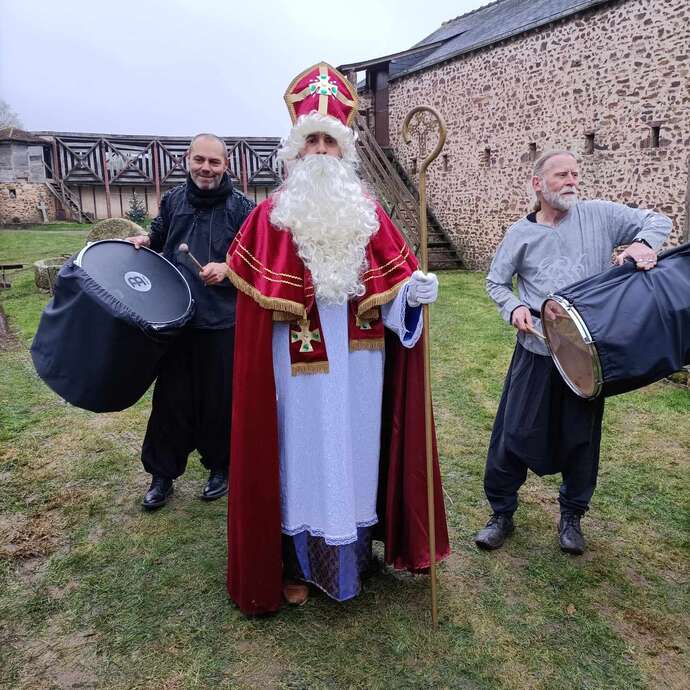 LE DONJON DE NOËL ET SON MARCHE