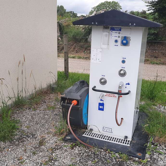 Aire de stationnement et de service de Saint-Pierre-Bénouville