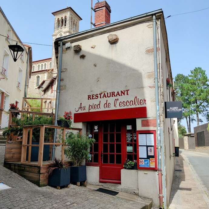 Au pied de l'escalier