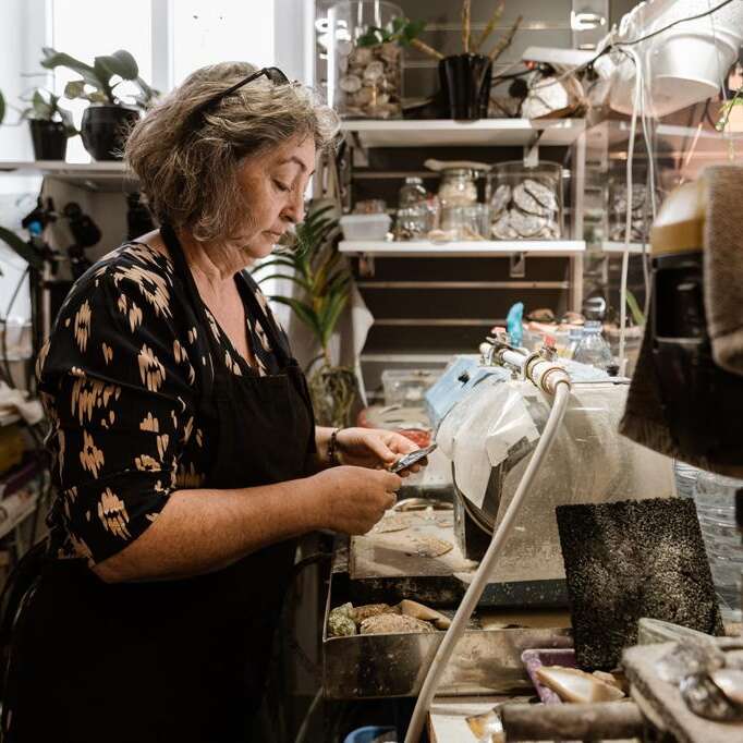 SEMAINES DU TOURISME ÉCONOMIQUE ET DES SAVOIR FAIRE : Démonstration du travail de la nacre par l'Atelier de la Nacre