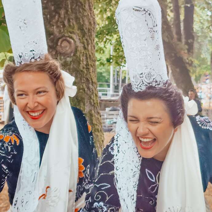 Coiffe en folie - L’art du costume bigouden