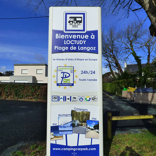 Aire de stationnement et de services - Camping Car Park de Langoz