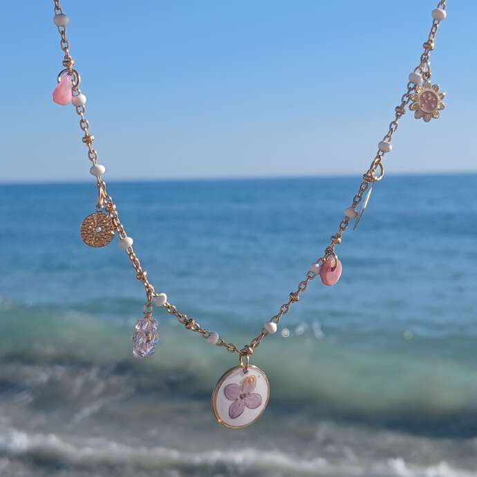 Atelier personnalisation de collier «Charms»  avec Pauline de la Bigoud’Flower.