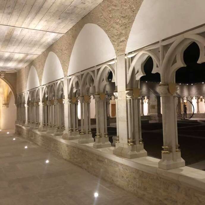 Entre chien et loup - À la découverte de la ville et son cloître