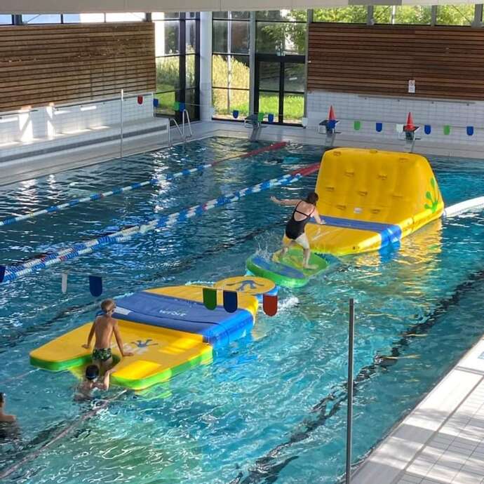 Piscine : parcours gonflable