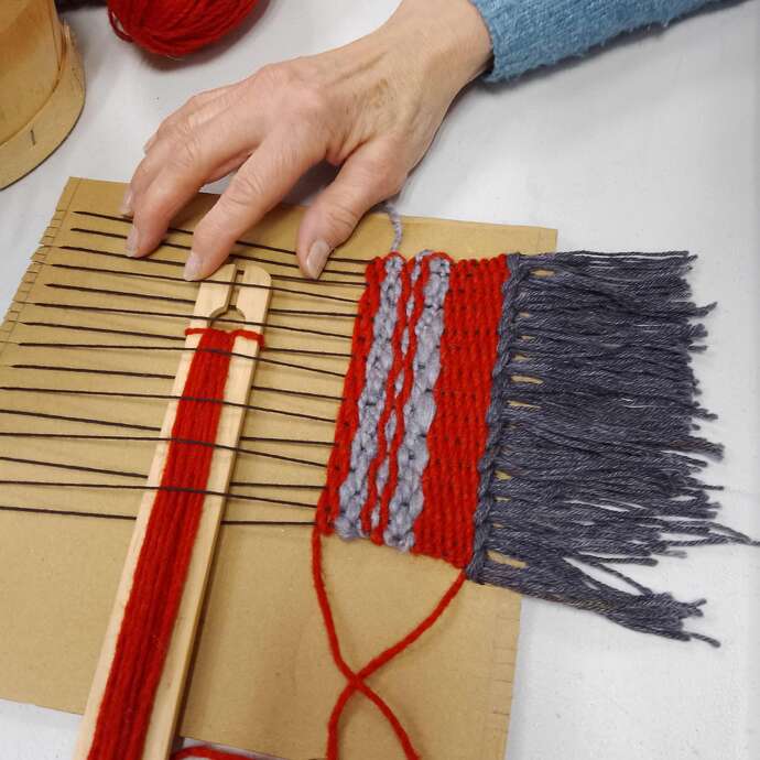 Atelier tissage sur métier à tisser à peigne enverguer