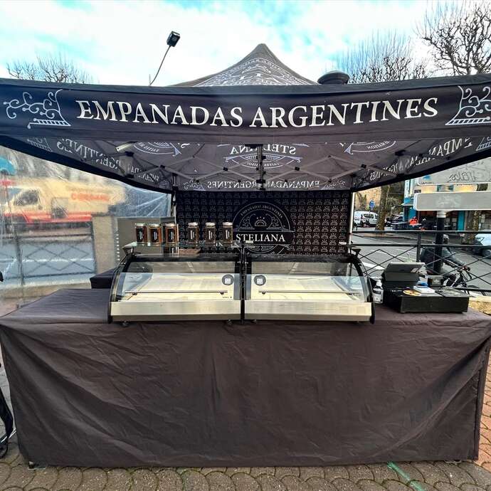 Arrivée d'un nouveau marchand d'Empanadas sur le marché hebdomadaire