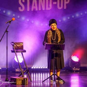 "Mamie Georgette en mode stand-up" de Zidani "Mamie Georgette en mode stand-up" de Zidani