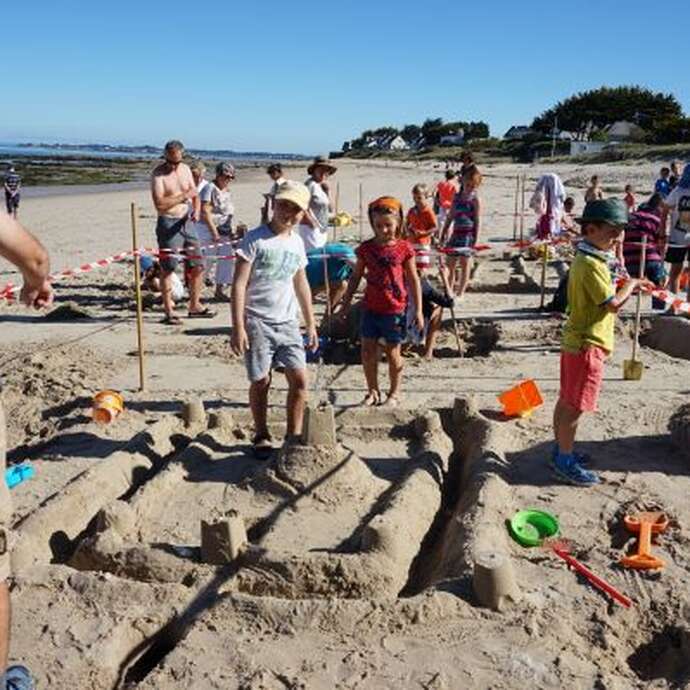 Concours de châteaux de sable en famille