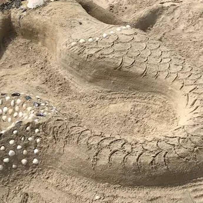 Concours de sculptures sur sable en famille