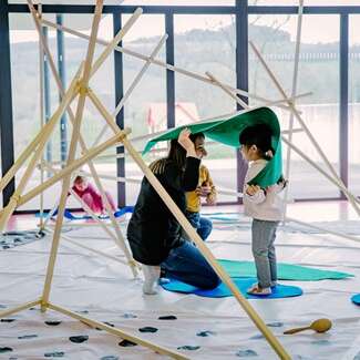 1, 2, 3 cabanes - Installation aire de jeux par la compagnie En Attendant
