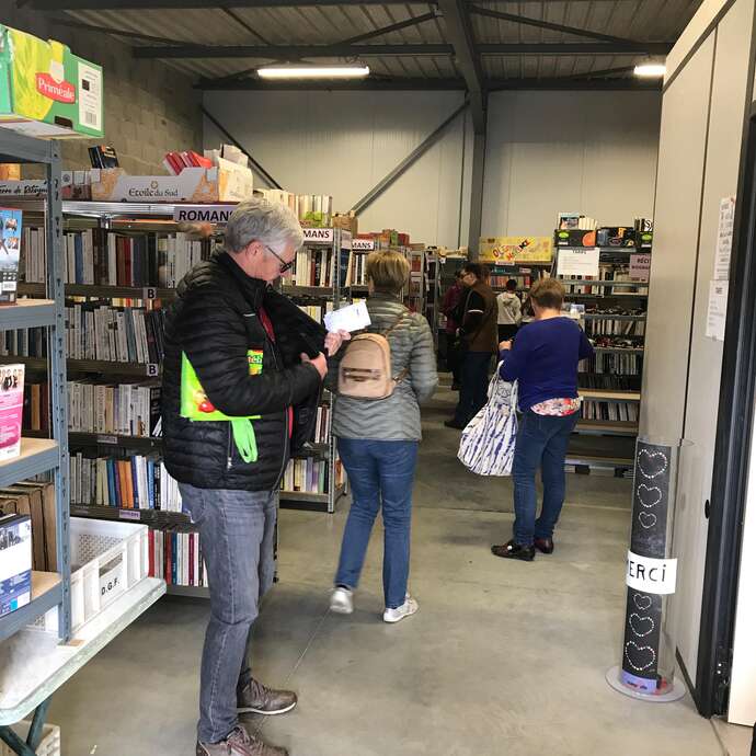 Foire aux livres, Vinyles, DVD, CD et cartes POKEMON