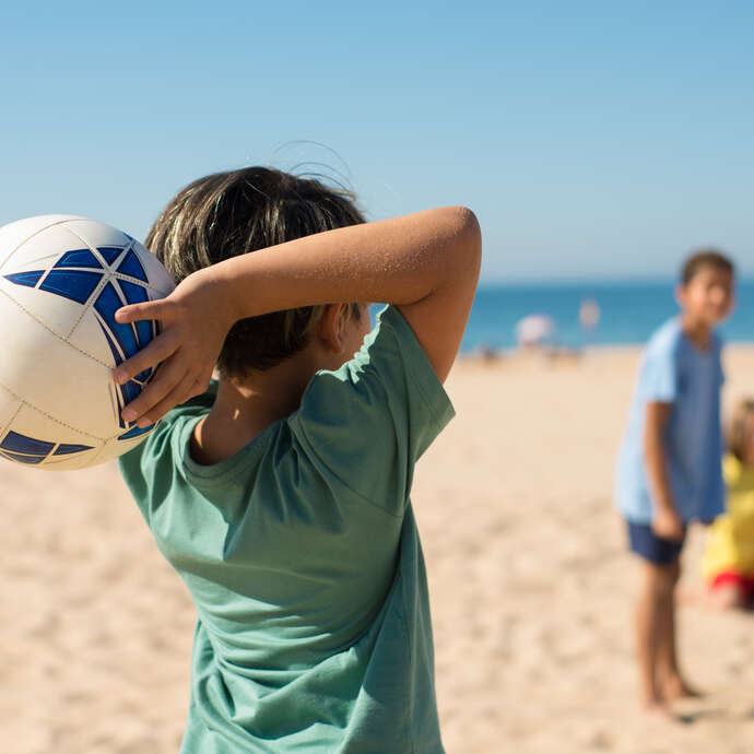 Sport am Strand mit der Familie